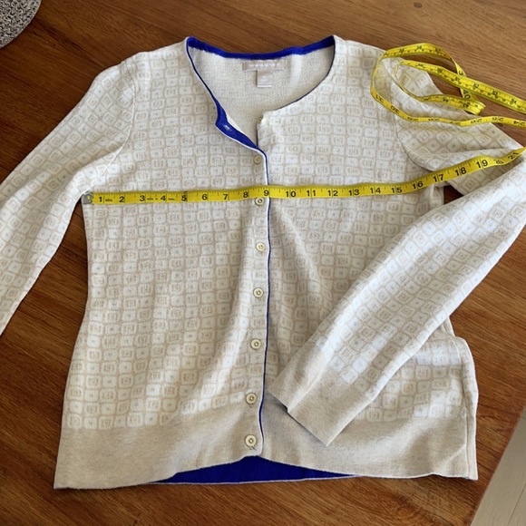 BR gorgeous beige cardigan w contrast color purple hem lining, ceramic buttons M - Picture 6 of 7